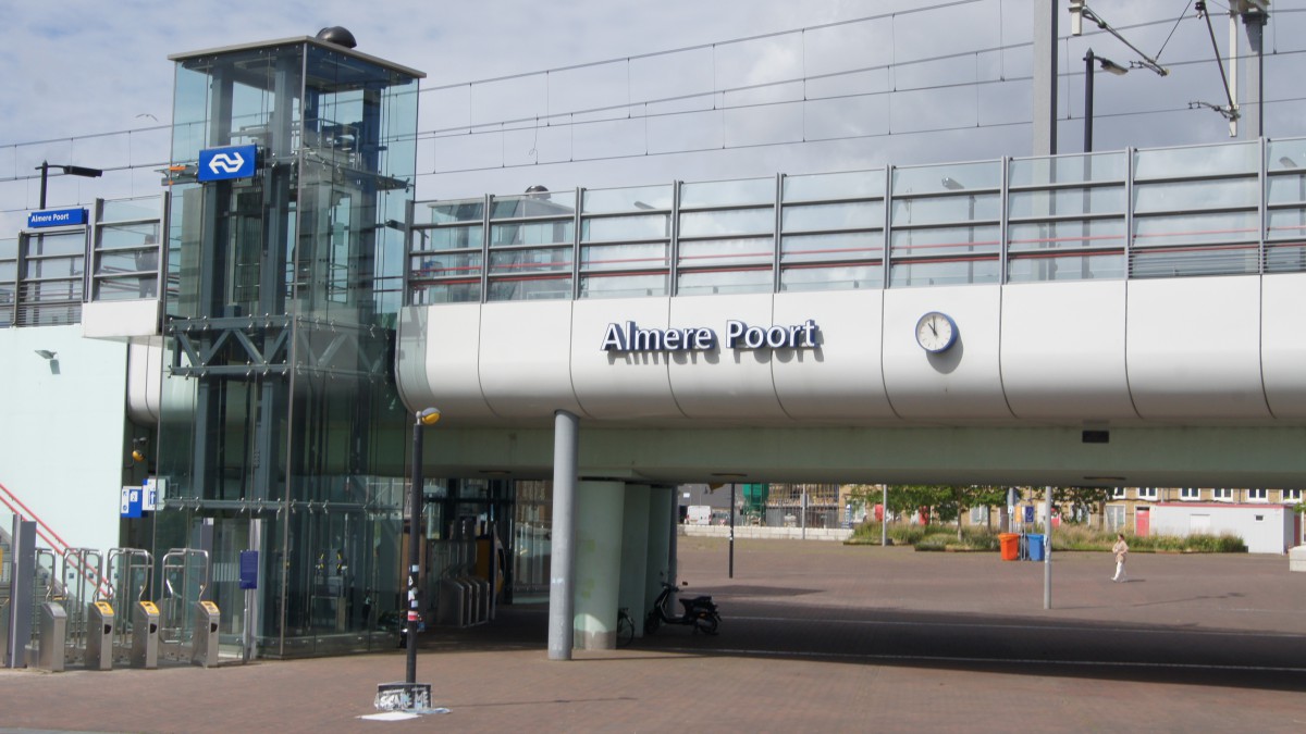 Treinverkeer Almere ligt stil na verdacht pakketje 