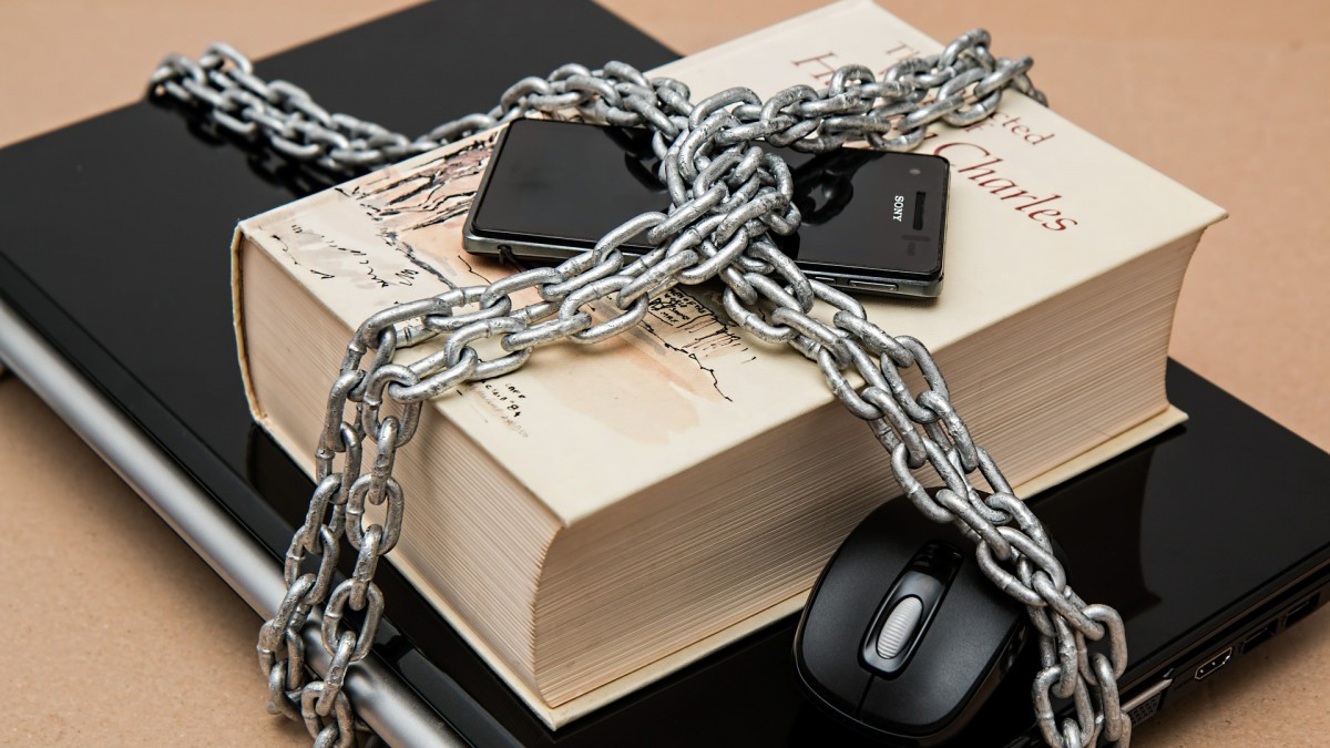 Klokkenluider benadeeld vanwege melden van vermoeden bedrijfsspionage van staatsgeheime informatie 