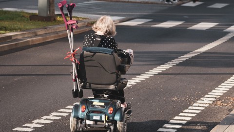 Scootmobielclub maakt rit voor vlinder- en gedenktuin