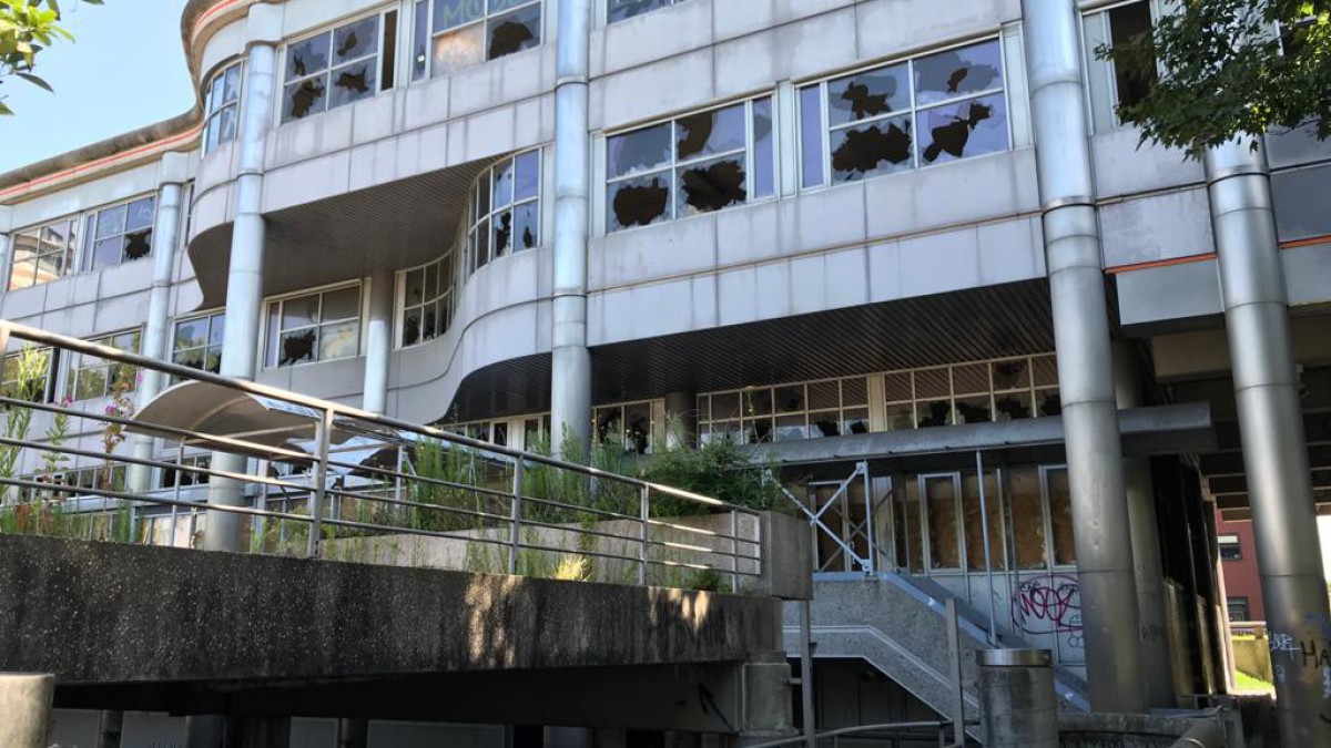 Gemeente wil bouwhekken en bewaking bij leegstaand pand Wisselweg