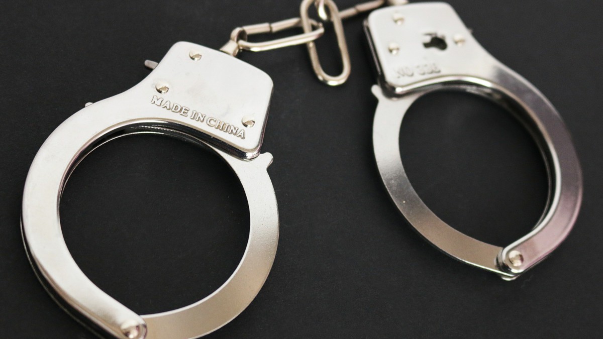 Agenten trekken pistool bij aanhouding gewapende man
