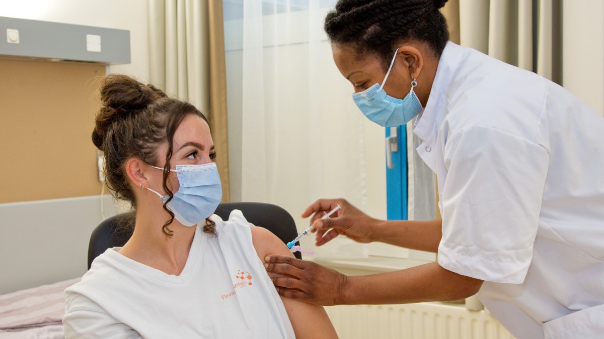 Coronavaccinatie van start in Flevoziekenhuis voor beperkte groep medewerkers in acute zorg