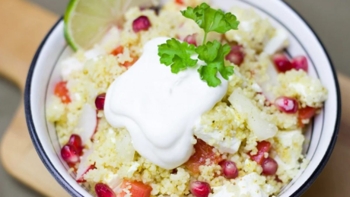 Recept van de week: Gepocheerde kip met warme gekruide couscoussalade