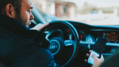 Flink meer boetes voor rijden met telefoon