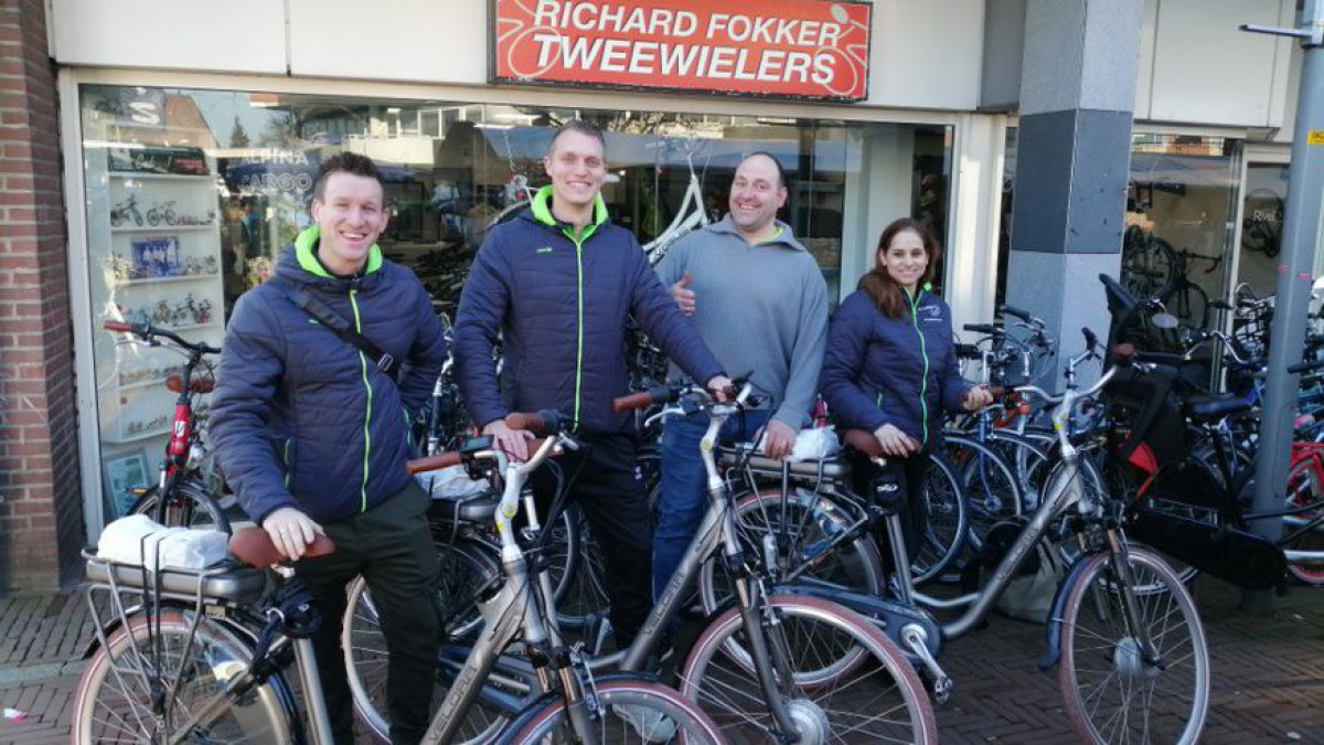 Buurtsportcoaches fietsend en zichtbaar in de wijk 